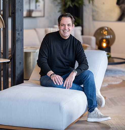 brian issac op de bank