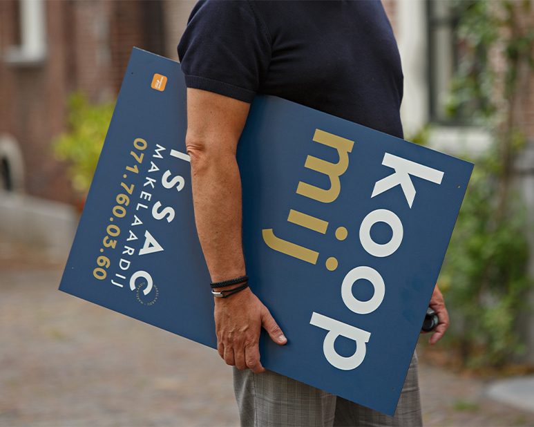 makelaar met verkoopbord in handen