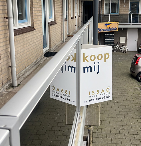 verkoopbord hangend aan balkon