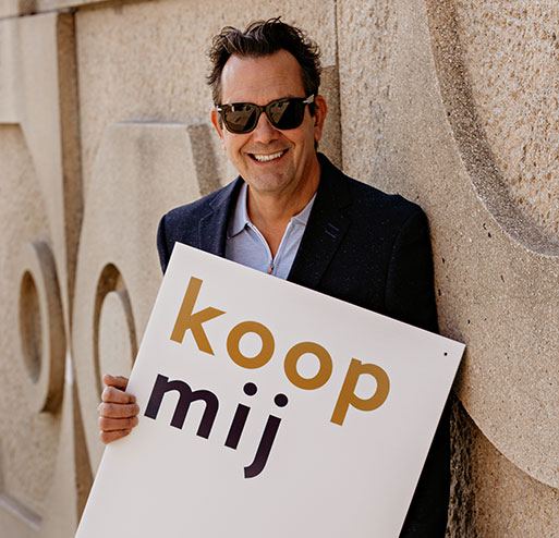 makelaar met zonnebril op