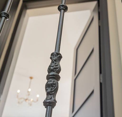 trapspijlen kijkend naar plafond