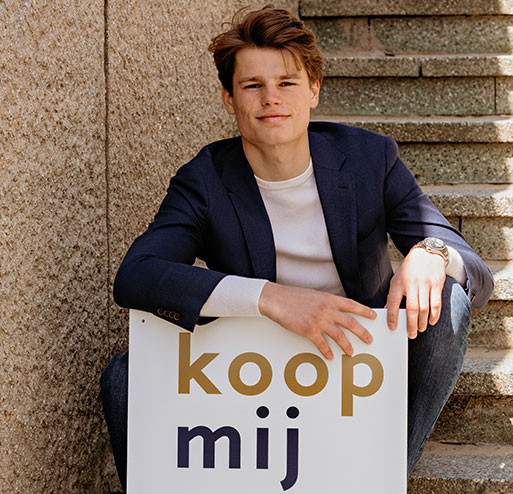 collega op de trap met verkoopbord